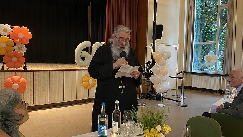 Erzpriester Constantin Miron, Vorsitzender der ACK Deutschland, gratuliert zur Feier 60 Jahre ACK Hamburg