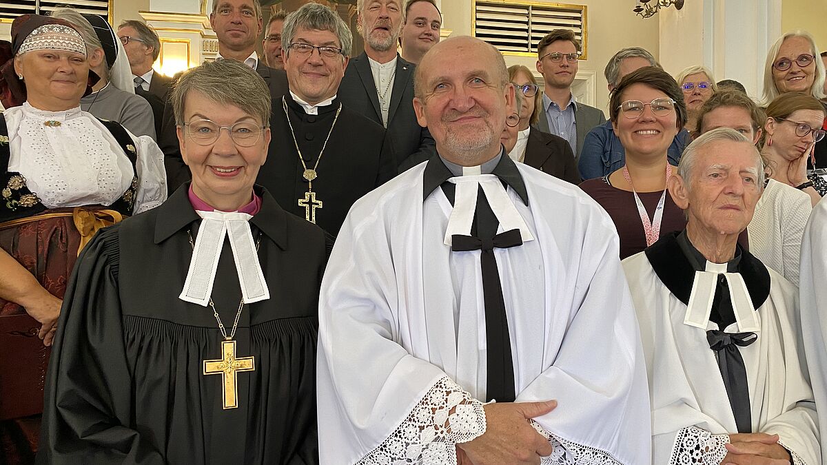 Landesbischöfin Kristina Kühnbaum-Schmidt nach ihrer Predigt bei der 13. Vollversammlung der LWB. Neben ihr steht Pastor Alfred Borski von der Dreifaltigkeitsgemeinde (rechts), dahinter Bischof Friedrich Kramer (EKMD), dazu Mitglieder des Chores und des Kirchengemeinderates. Foto: Claudia Ebeling