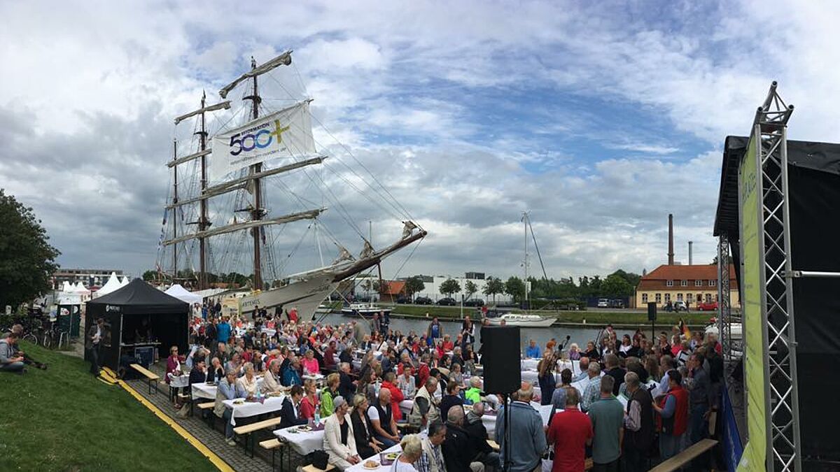 Wo es in den Hafen kam, da wurde gefeiert: Auch in Glückstadt wurde das Nordkirchenschiff freudig begrüßt.