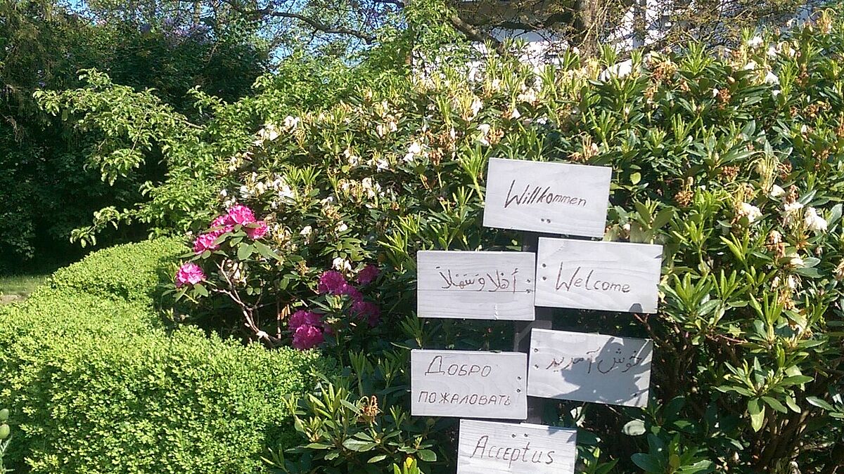 Das Projekt "Hoffnungsgrund" in Sandesneben im Kirchenkreis Lübeck-Lauenburg: Haus und Garten stehen als Begegnungs- und Schutzraum offen: Sei es für Kirchenasyl-Anfragen, bei der Wohnungs- und Ausbildungssuche. Im Internationalen Frauentreff gibt es Austausch zu beruflicher Weiterbildung, zu Partnerschafts- und Erziehungsfragen und es wird gemeinsam Gemüse angebaut. 