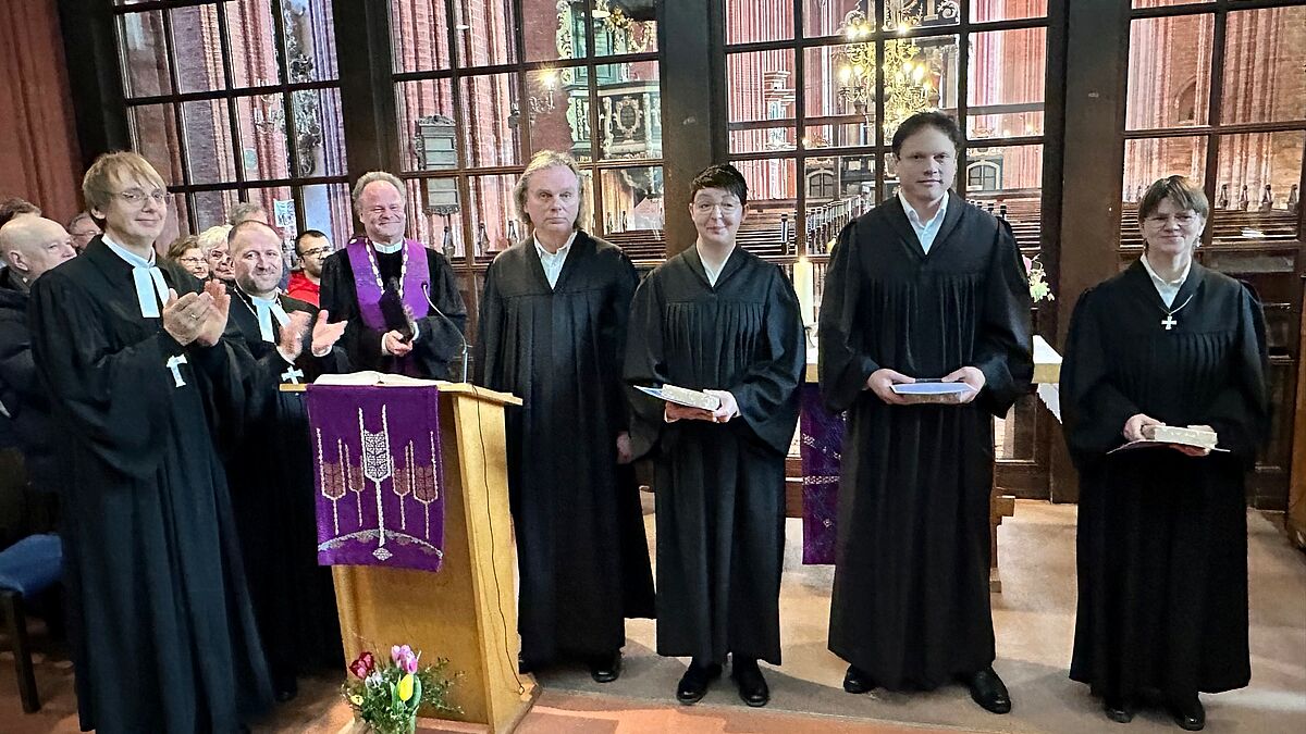 V.l.n.r. Propst Markus Antonioli, Propst Dirk Fey, Bischof Tilman Jeremias führten Jörn Bubber (Kirchengemeinde Heiligen Geist Rostock), Yvonne Schröder (Kirchengemeinde Heiligen Geist und Nikolai Wismar), Christian Hinrichs (Kirchengemeinde St. Marien und St. Georgen Wismar) und Silvia Hameister (Kirchengemeinde Neuburg) als Prädikantin bzw. Prädikant ein. 