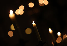 Lichtermeer im Taizé-Gottesdienst 