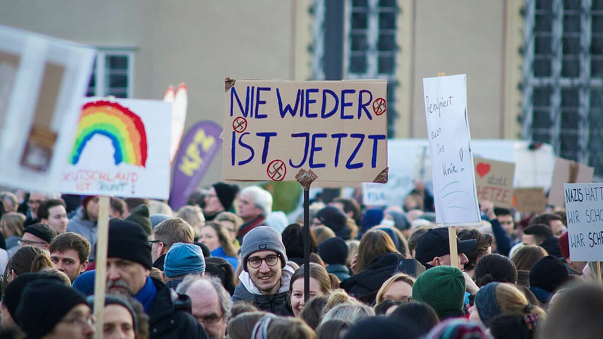 "Nie Wieder ist jetzt!": Der Nazi-Terror darf sich nicht wiederholen. Daran erinnern wir uns am 8. Mai. Im Norden wird es an diesem Tag wieder mehrere Demos und Mahnwachen geben. 