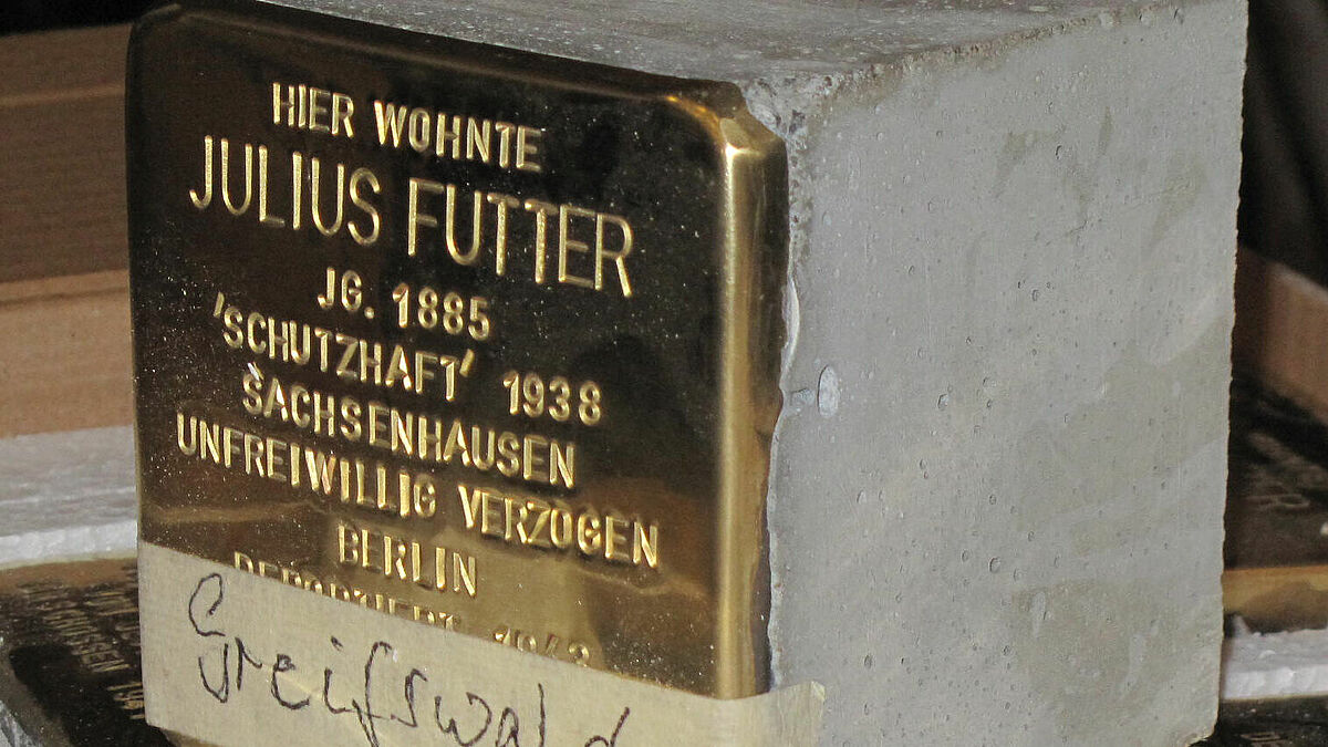 Mit diesen Stolpersteinen (Archivbild) wird in Greifswald mehreren Bürgern gedacht, die durch die Nazis verschleppt und ermordet wurden. Jetzt erhält Wismar ähnliche Anfertigungen, um an Fritz Stein und die Familie Rosenberg zu erinnern. 