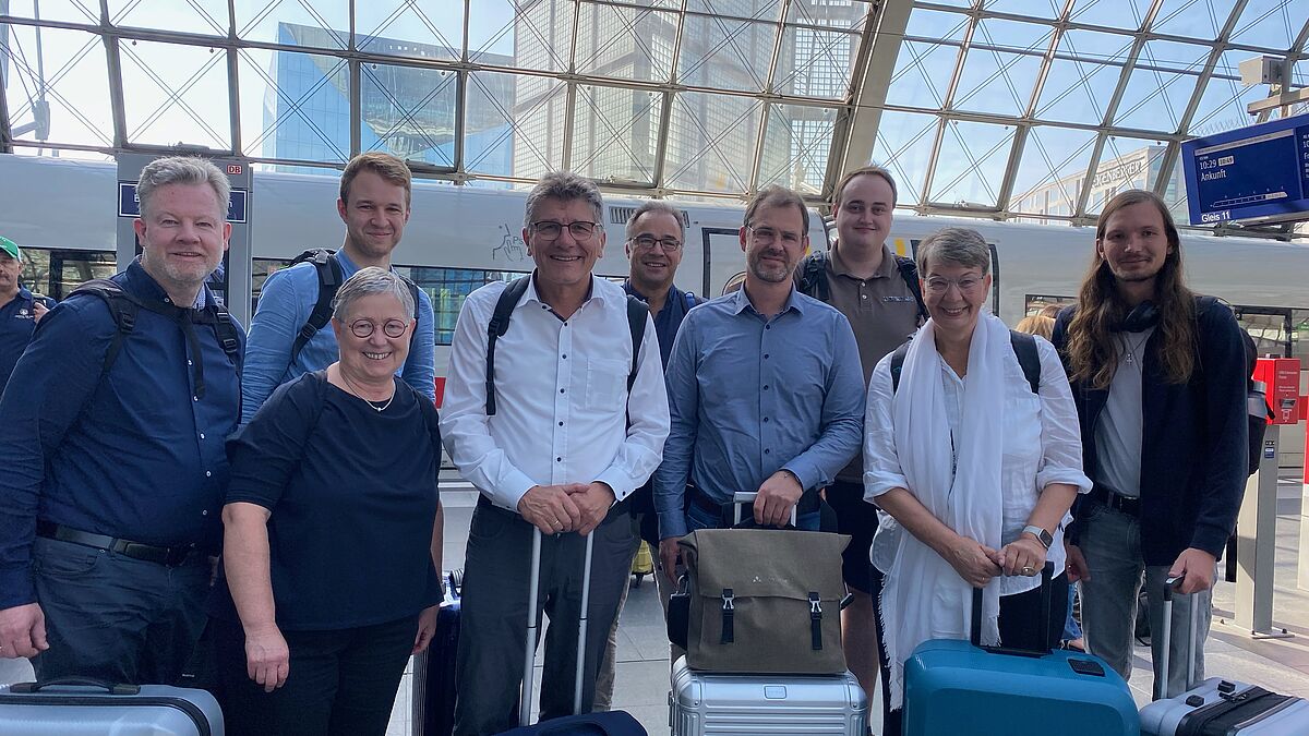 Auf dem Weg zur Vollversammlung des Lutherischen Weltbundes nach Krakau: Delegierte und Gäste aus Deutschland. von li: Jan Peter Grevel, (Evangelische Kirche in Württemberg), Elke König (Nordkirche), Nick Jesse Boie (Junge Nordkirche), Ernst-Wilhelm Gohl (Bischof der Evangelischen Kirche in Württemberg), Christian Wollmann (Direktor des Zentrums für Mission und Ökumene der Nordkirche), Malte Schlünz (Nordkirche), Landesbischöfin Kristina Kühnbaum-Schmidt (Nordkirche), Jan Lennart Garleff (Nordkirche).