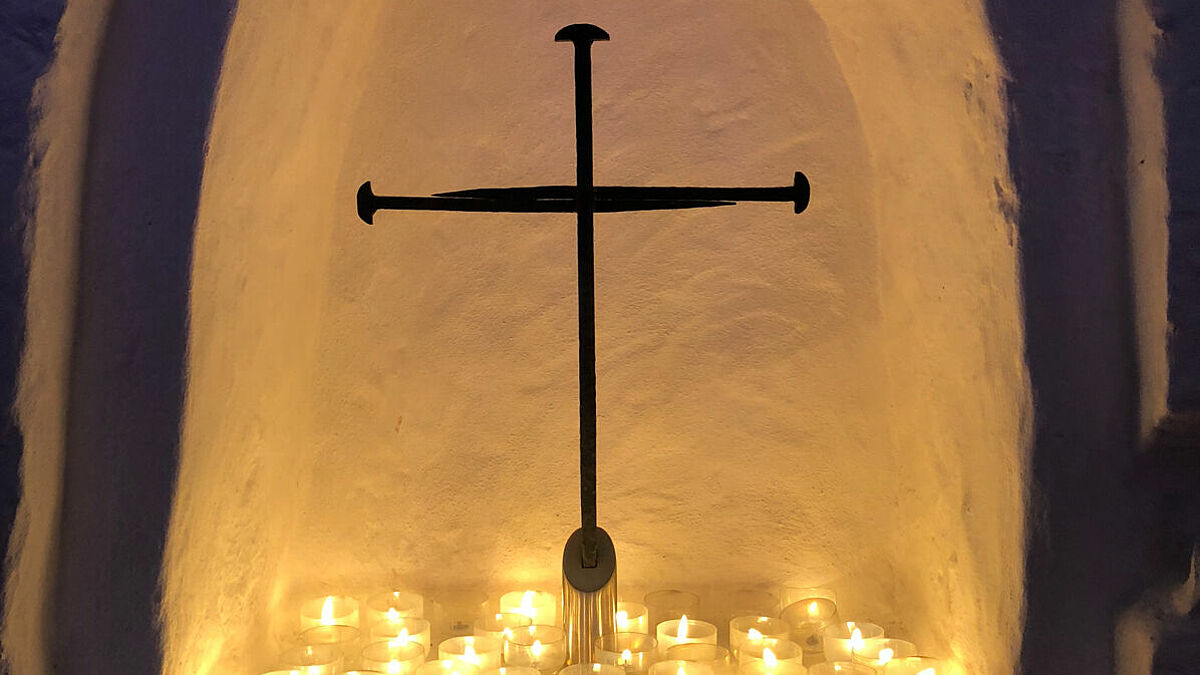 Das Nagelkreuz in der Hamburger Hauptkirche St. Katharinen. Diese Hauptkirche ist bereits seit 1961 Mitglied der Internationalen Nagelkreuzgemeinschaft von Coventry. 