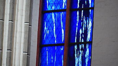 Detailaufnahme des tiefblauen Kirchenfensters im Schweriner Dom