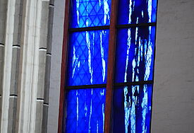 Detailaufnahme des tiefblauen Kirchenfensters im Schweriner Dom