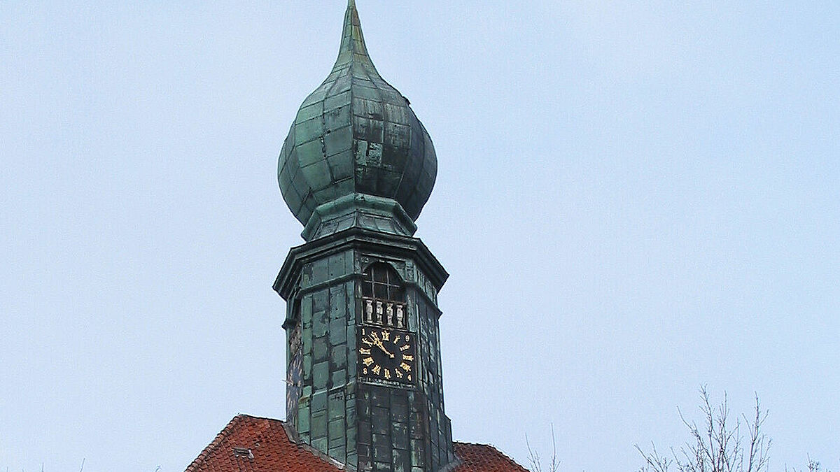 In Wesselburen werden die Sitzheizungen bereits installiert, andere Dithmarscher Kirchen folgen in Kürze. Die Maßnahme soll dazu beitragen, die Heizkosten und Emissionen zu drosseln. 