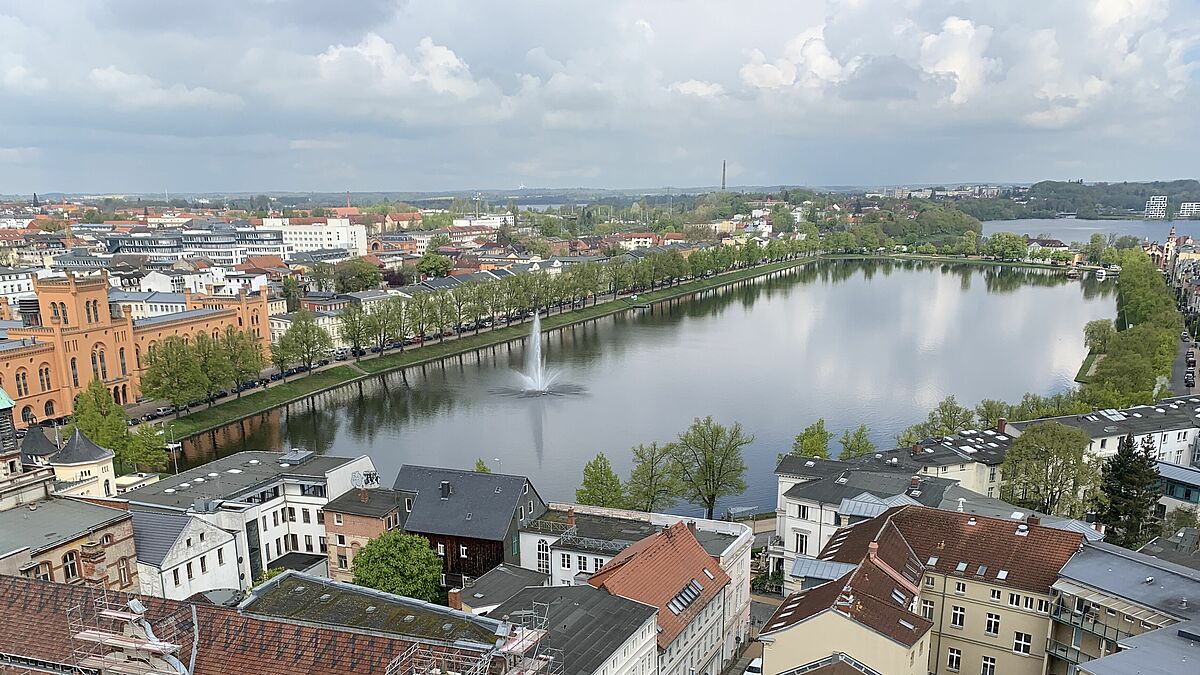 Am Pfaffenteich in Schwerin wird es eine Open-Air-Ausstellung geben. Sie dreht sich um den Protest gegen Diktaturen. Anlass ist ein besonderer Geburtstag: 75 Jahre Grundgesetz. 