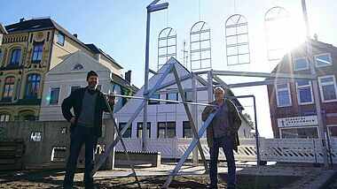 Walter Blender (li.) und Architekt Klaus Eggers auf dem Areal des neuen Synagogen-Denkmals.