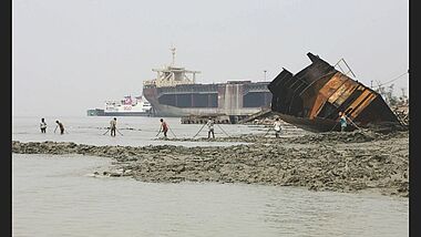 Schiffswracks liegen am Strand von Chittagong in Bangladesch