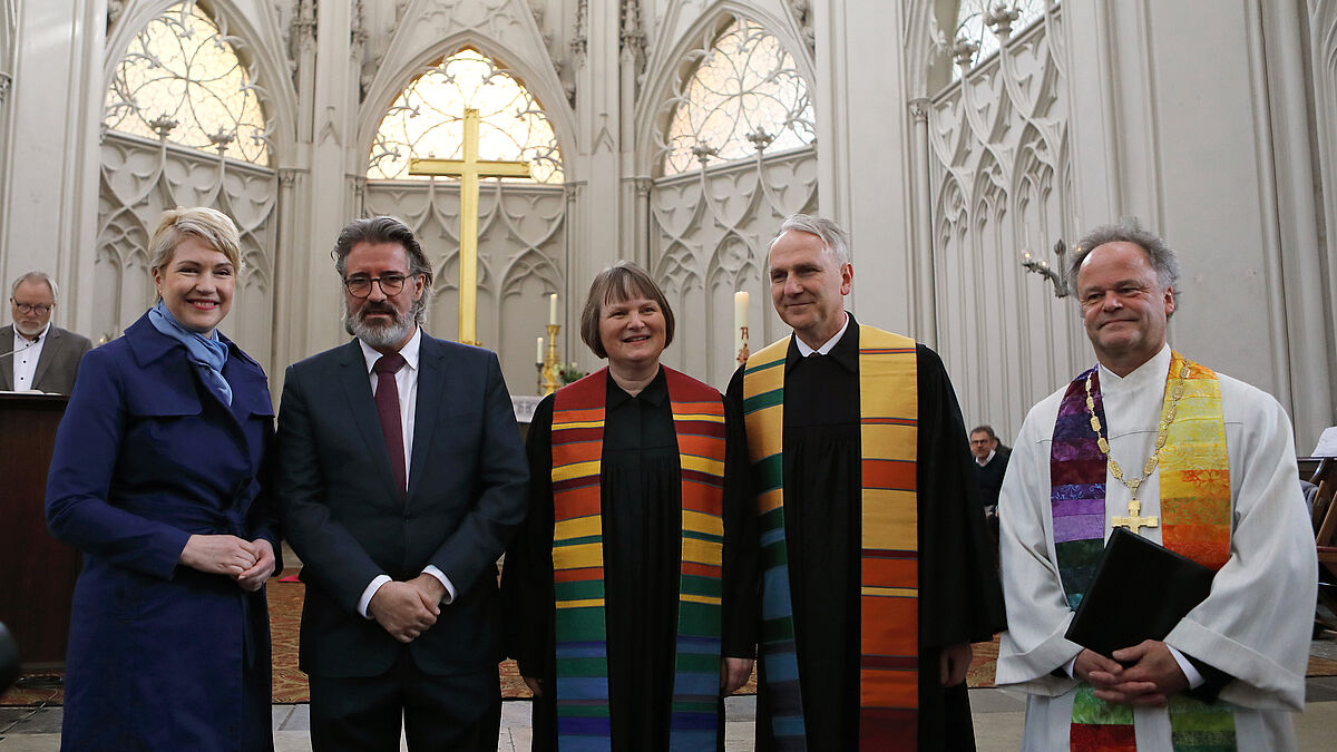 Ministerpräsidentin Manuela Schwesig, Künstler Ólafur Elíasson, die Dompastoren Beate Kempf-Beyrich und Dr. Tilman Beyrich und Bischof Tilman Jeremias (von links).