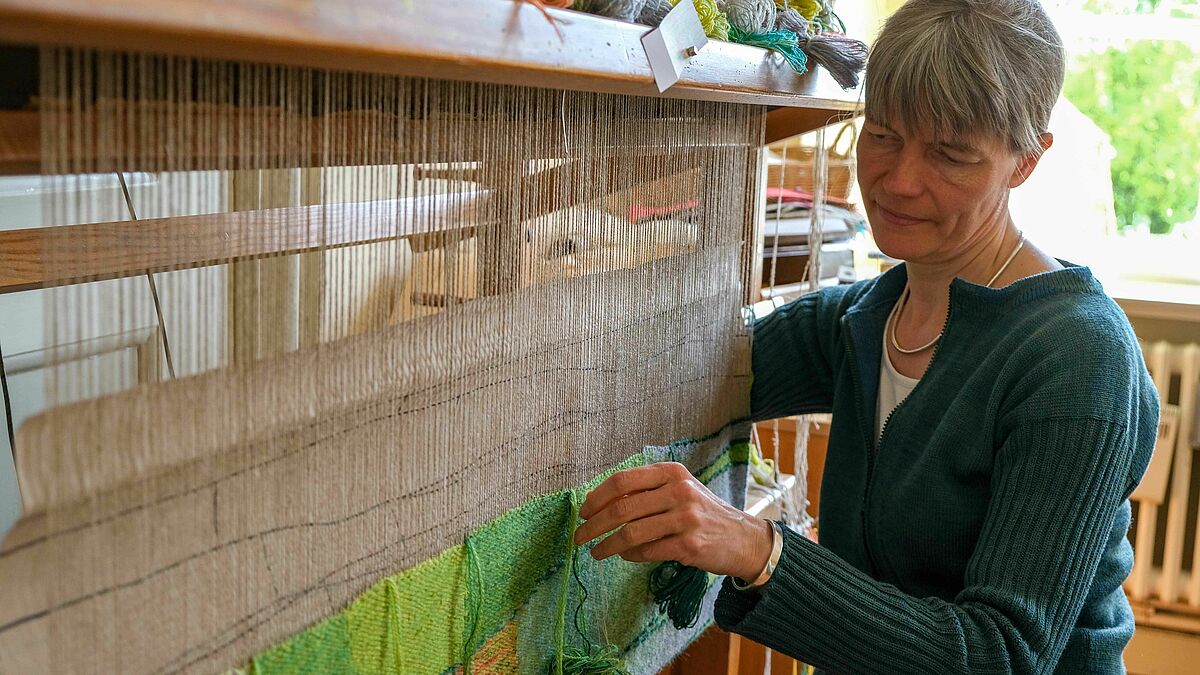 Kathrin Niemeyer beim Weben in der Paramentewerkstatt in Ratzeburg.