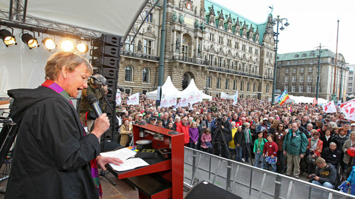 Bischöfin Kirsten Fehrs bei der Demonstration gegen Rechtsextremismus "Hamburg bekennt Farbe". Sie rief dazu auf, für die Demokratie und ihre Errungenschaften einzutreten.