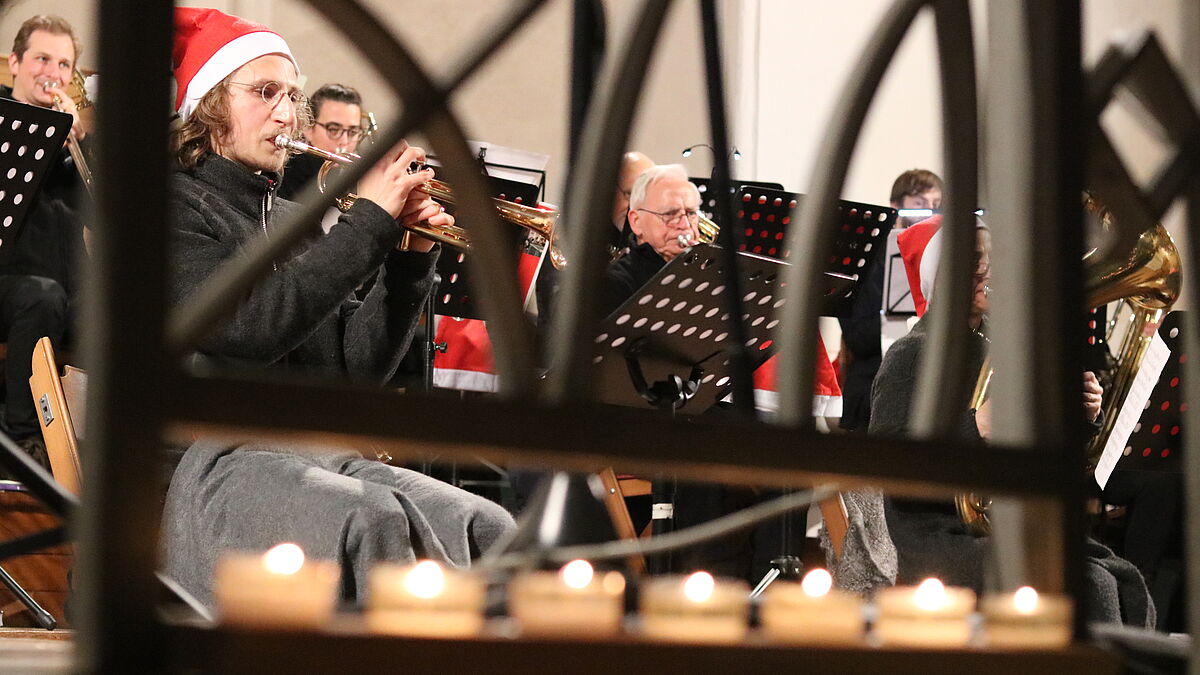 Die "Weihnachtliche Bläsermusik im Kerzenschein" ist für viele Greifswalder:innen ein Highlight im Advent. In diesem Jahr findet sie in der frisch sanierten Kirche St. Marien statt. 