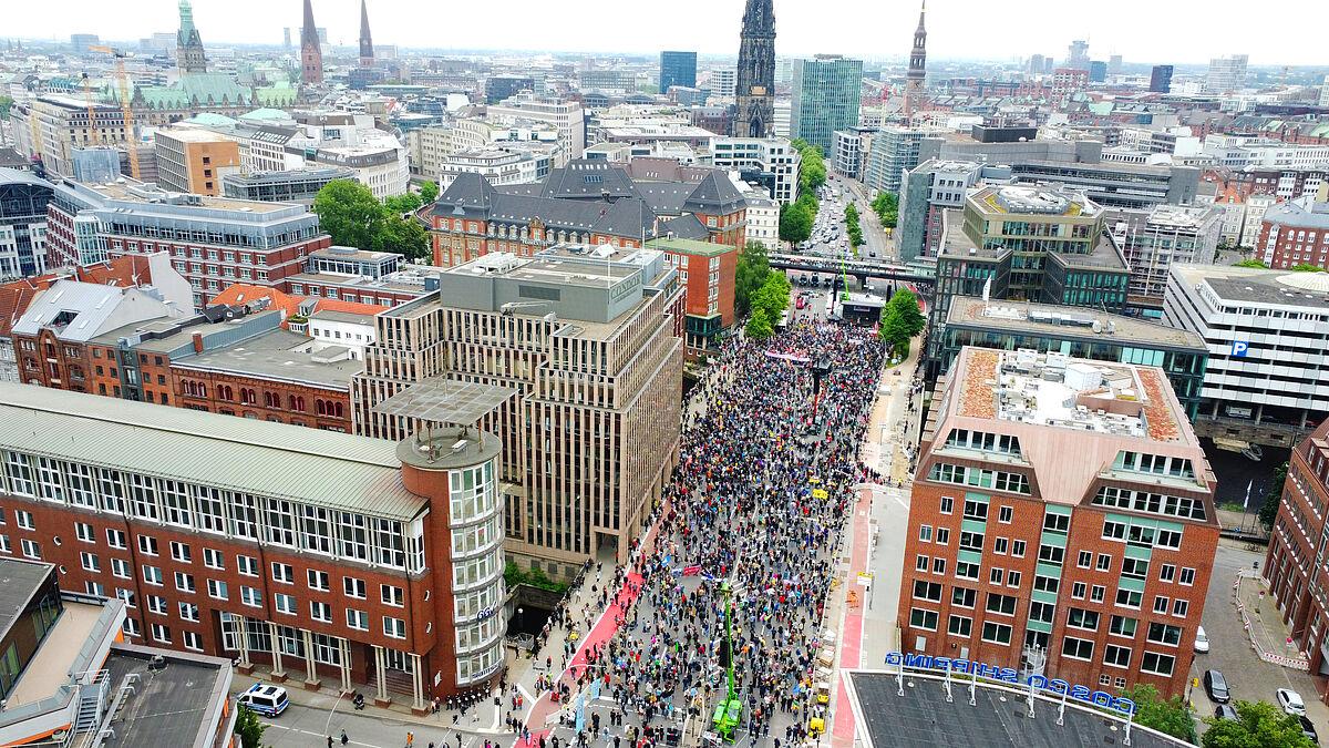 Die Hamburger Demo im Vorfeld der Europawahl aus der Vogelperspektive