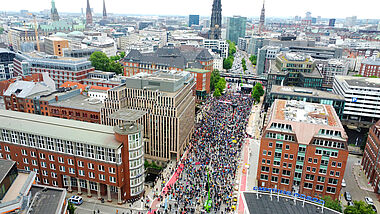 Die Hamburger Demo im Vorfeld der Europawahl aus der Vogelperspektive