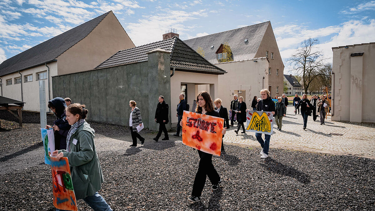 In der Mahn-und Gedenkstätte Racensbrück erinnern Schülerinnen und Schüler an das Leben und Leid der in der NS-Zeit Inhaftierten (Foto: 2023).