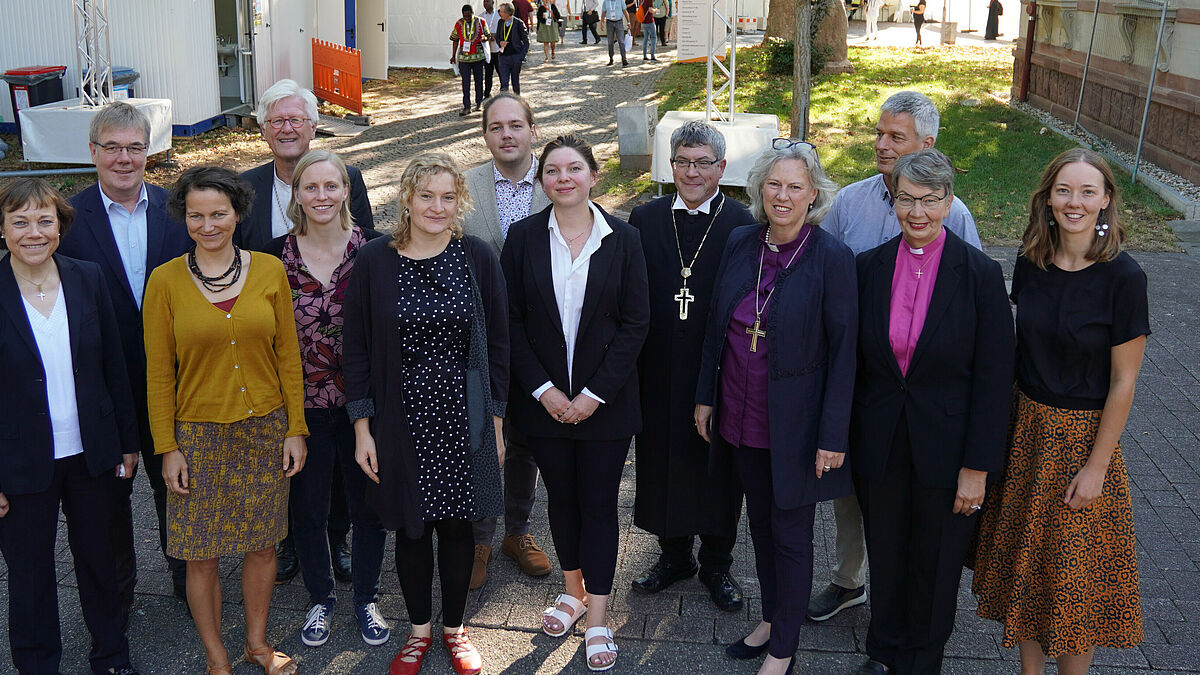 Die offiziellen Delegierten der Evangelischen Kirche in Deutschland bei der ÖRK-Vollversammlung: (v.l.n.r.) Annette Kurschus, Dietmar Ahrends, Dr. Lubina Mahling, Heinrich Bedford-Strohm, Anneke Bargheer, Lydia Mirjam Fellmann, Kilian Deyerl, Megan Louis Schuster, Friedrich Kramer, Christian Besau, Kristina Kühnbaum-Schmidt, Käthe Schmidt