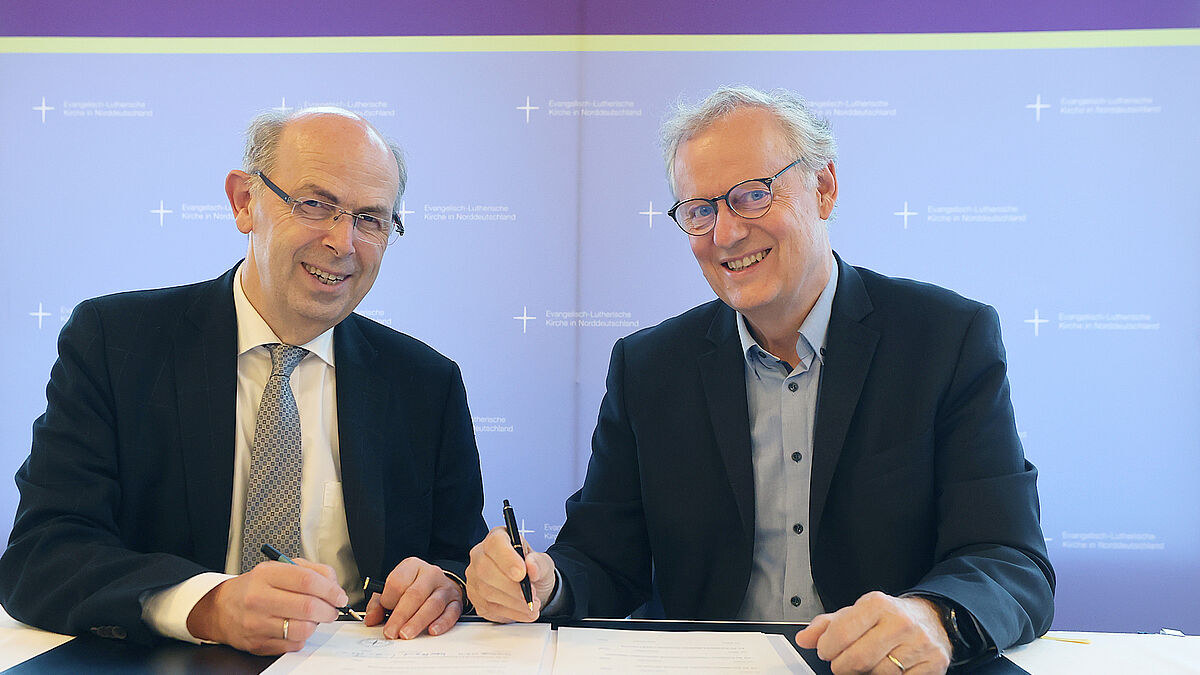 Bischof Gothart Magaard (l.) und Propst Dr. Karl-Heinrich Melzer, Mitglied der Kirchenleitung, unterzeichneten die Vereinbarung, in der sich die Nordkirche verpflichtet, die Emissionen im Gebäudebereich zu reduzieren.