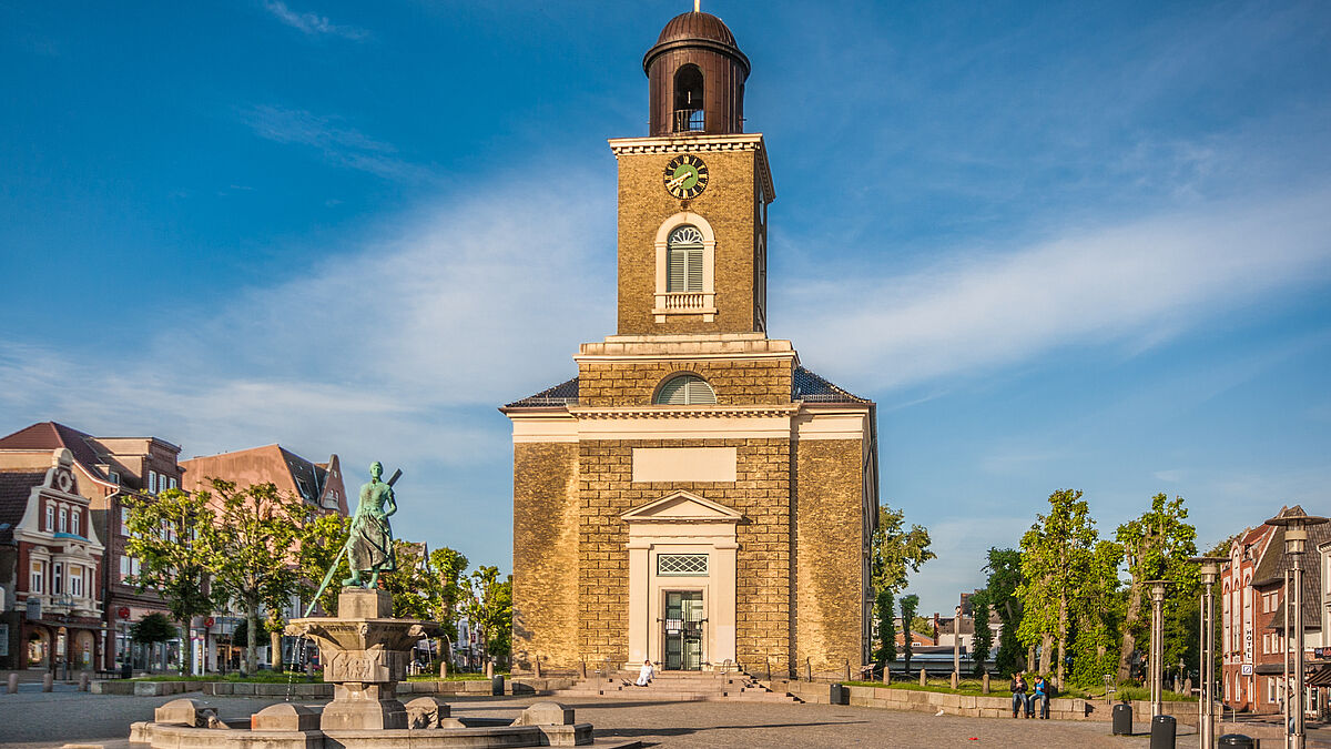 Die Marienkirche in der Altstadt von Husum in Nordfriesland.