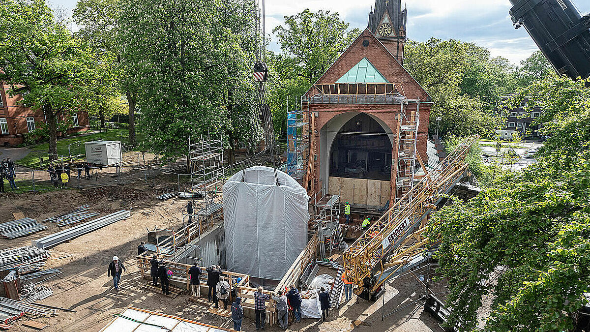 Großbaustelle St. Nicolaus-Kirche: Es ist ein spektakuläres Vorhaben, bei dem NS-Kunst in ein Mahnmal verwandelt wird. 