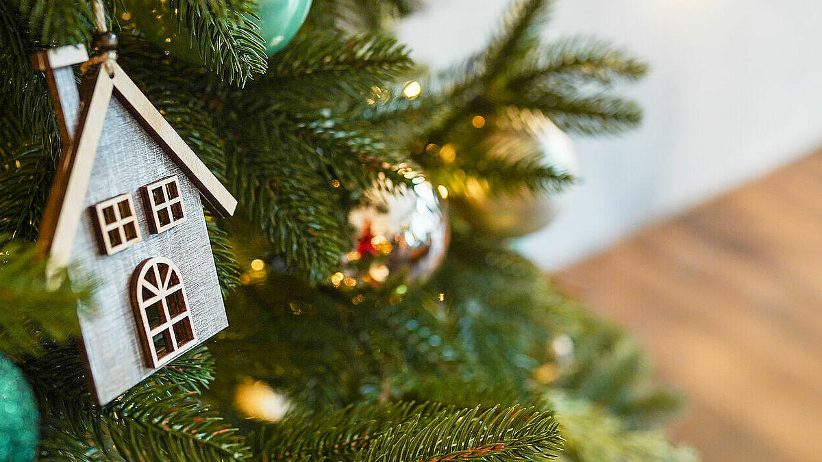 Auch in den eigenen vier Wänden kann man zu Weihnachten eine schöne Andacht feiern. Unsere Broschüre kann dabei helfen.