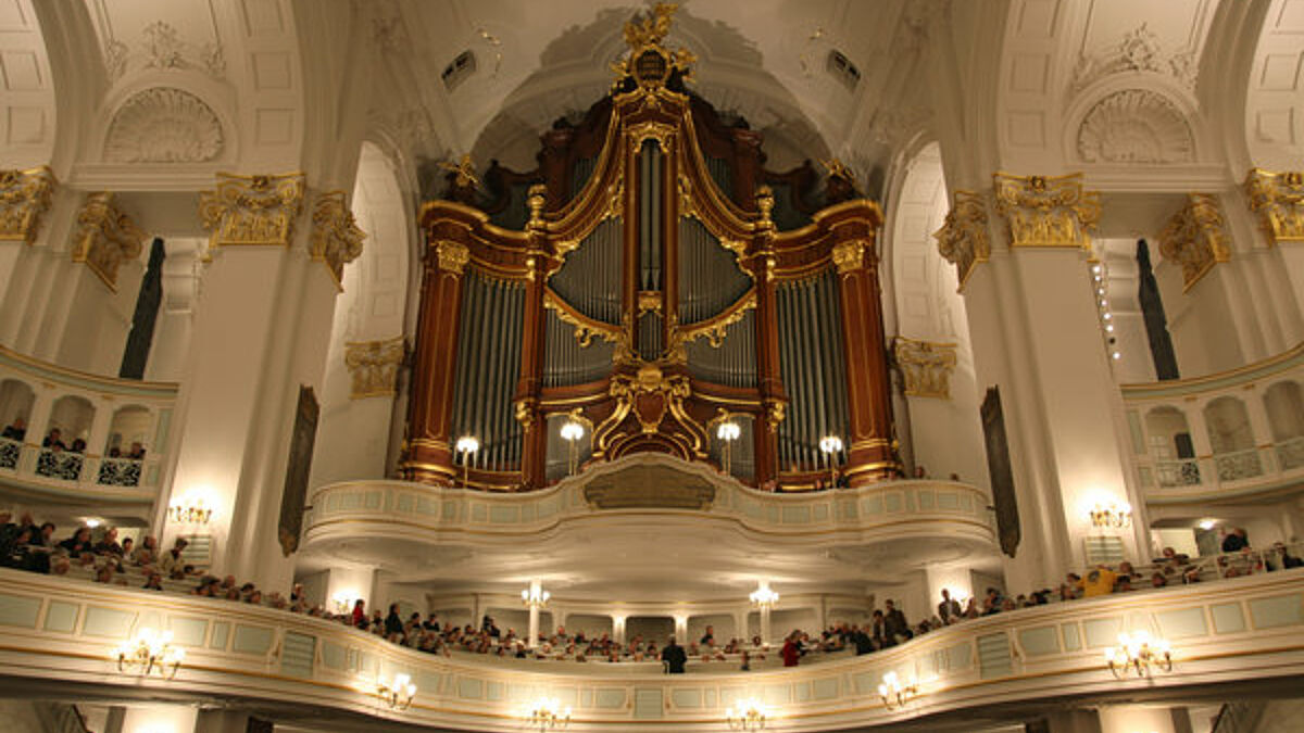 Festlich, klassisch und besinnlich: Die Krippenandachten im Michel ziehen jedes Jahr viele Besucher in die berühmte Kirche. 