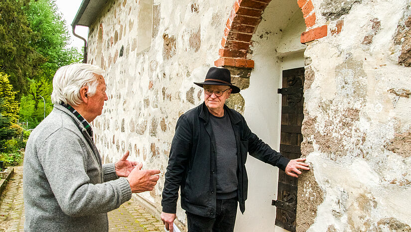 Kirchengemeinderat Klaus Blamüser und Architekt Gerhard Hinrichs vor der Kirche in Drelsdorf