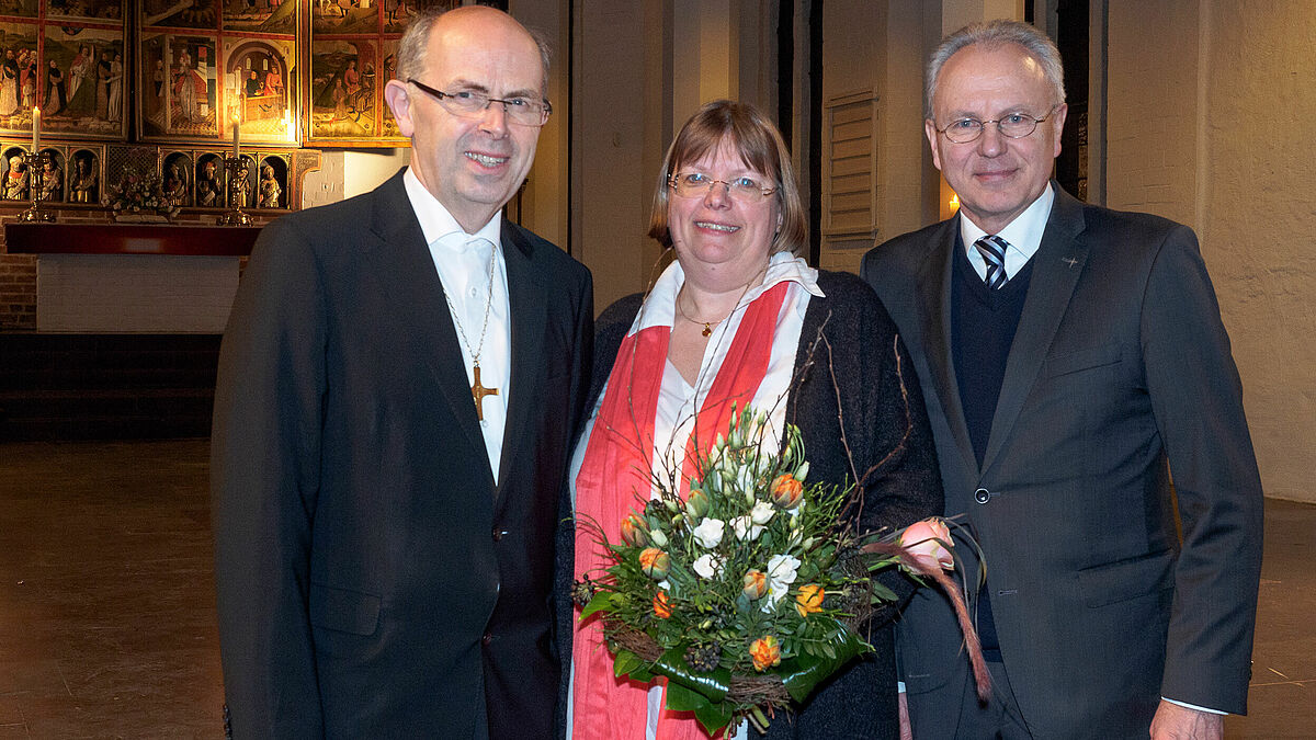 Bischof Gothart Magaard (l.) und Synodenpräses Michael Rapp gratulieren der neugewählten Pröpstin Almut Witt.