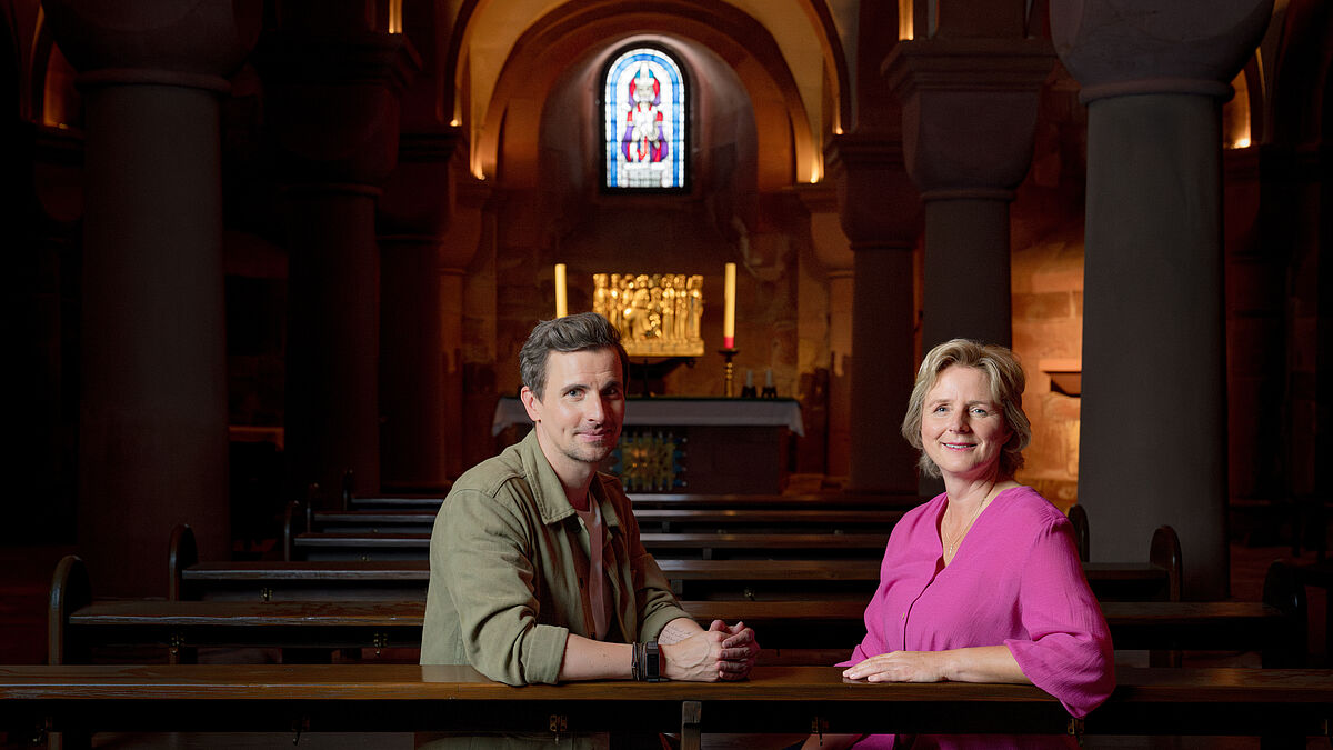 Die katholische Ordensfrau Melanie Wolfers und der evangelische Pastor Julian Sengelmann moderieren "die letzte Bank - Fragen an das Leben".