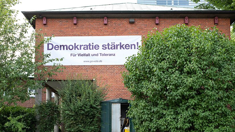 Banner für Demokratie Kirchenkreis Hamburg-Ost Gemeindehaus St. Michaelis