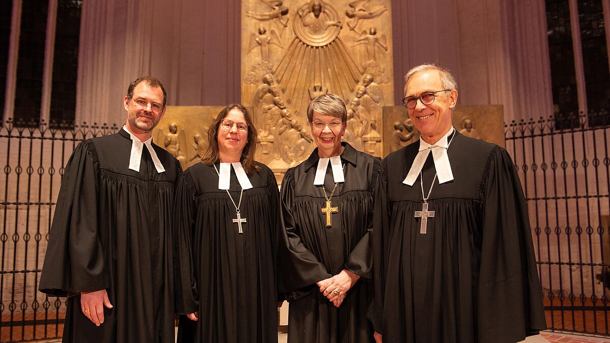 Feierten die Gründung des Ökumenewerkes der Nordkirche: Dr. Christian Wollmann, Direktor des Ökumenewerks, Dr. Uta Andrée, Dezernentin im Landeskirchenamt für das Dezernat Theologie, Ökumene und Diakonie, Landesbischöfin Kristina Kühnbaum-Schmidt und Propst Stefan Block, Vorstandsvorsitzender des Ökumenewerks (v.l.n.r.). Foto: Nordkirche / Jonny Franzke