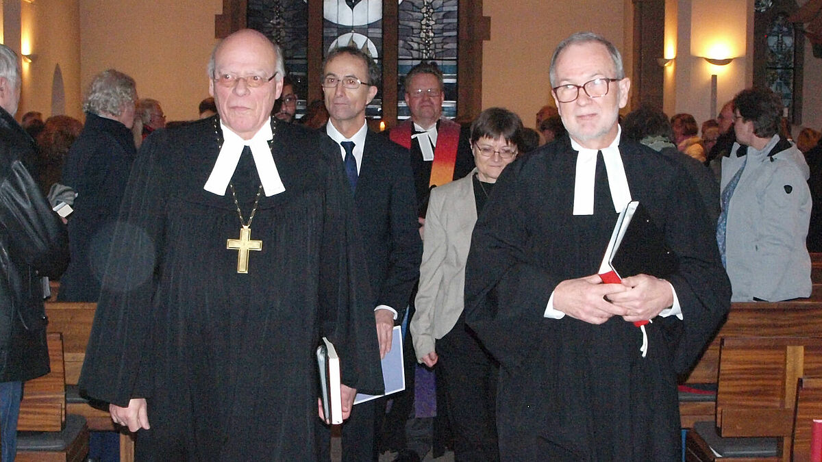 Landesbischof Ulrich (l.) und Klaus Schäfer nach dem Entpflichtungsgottesdienst