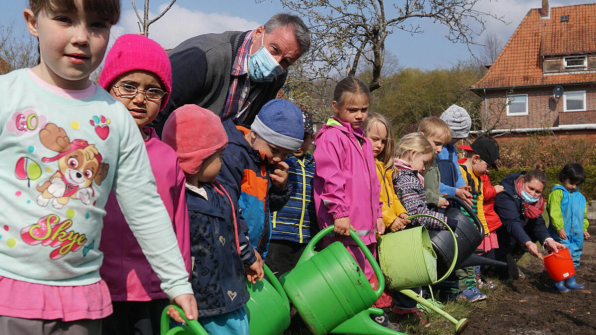 Aktiv für den Naturschutz: Die Kinder der Evangelischen Kita Nobiskrug in Rendsburg legen einen Blühstreifen an. 