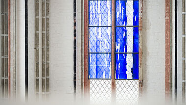 Ein Musterfenster des Künstlers Günther Uecker im Schweriner Dom während einer Präsentation der Neugestaltung von vier Kirchenfenstern.