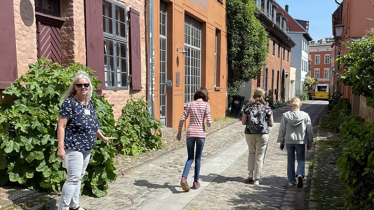 Immer freitags ab 11.30 Uhr kann man in Stralsund beim Tagespilgern mitmachen. Hier führt Marion von Brechan von der katholischen Tourismuspastoral (links) durch die Altstadt. 