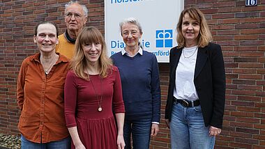 Birgit Hansen und Ulrike Zimmermann (Jugendamt des Kreises Rendsburg-Eckernförde, vorne von links), Bernhard Lehwald und Anke Kamphues (ehrenamtliche Vormünder) und Dagmar Goede (Diakonisches Werk des Kirchenkreises Rendsburg-Eckernförde gGmbH, hinten von links).