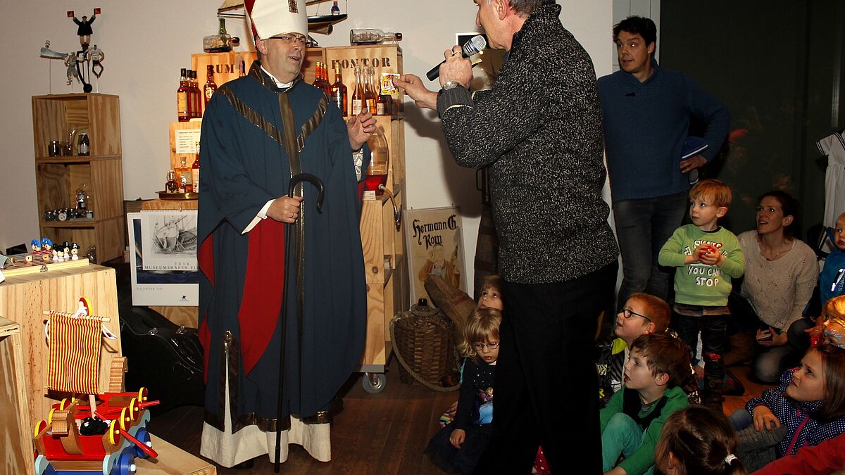 Bischof Nikolaus freut sich sehr, als Holger Heitmann, der ihn im Schifffahrtsmuseum unterstützte, ein Geschenk der Kinder überreicht