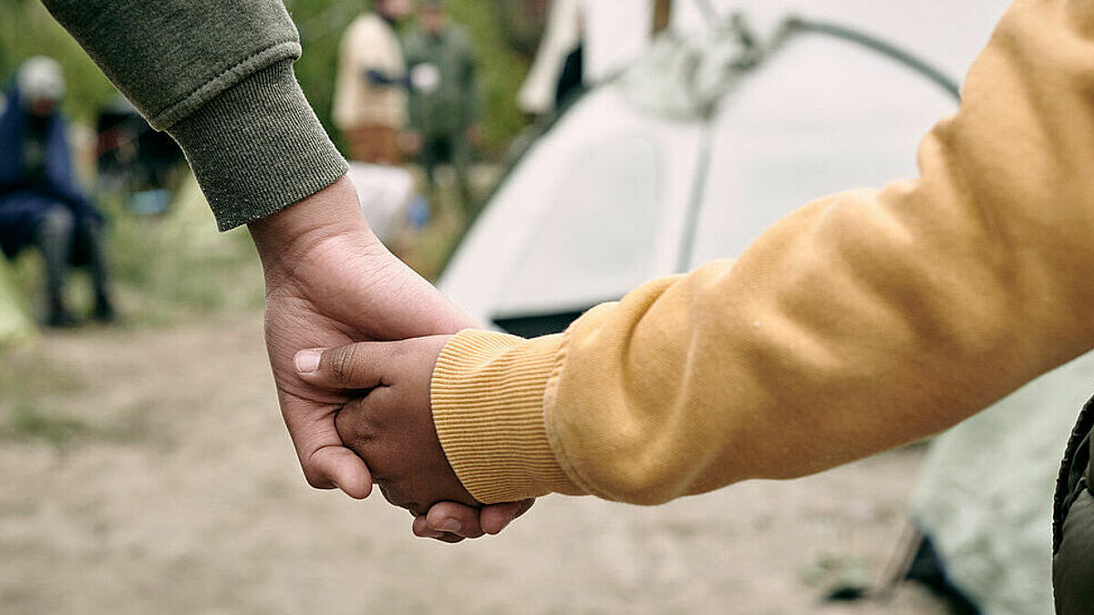 Die Diakonie bittet um dringend benötigte Spenden für die Menschen, die im Grenzgebiet zu Polen ausharren müssen, darunter auch viele Kinder. 