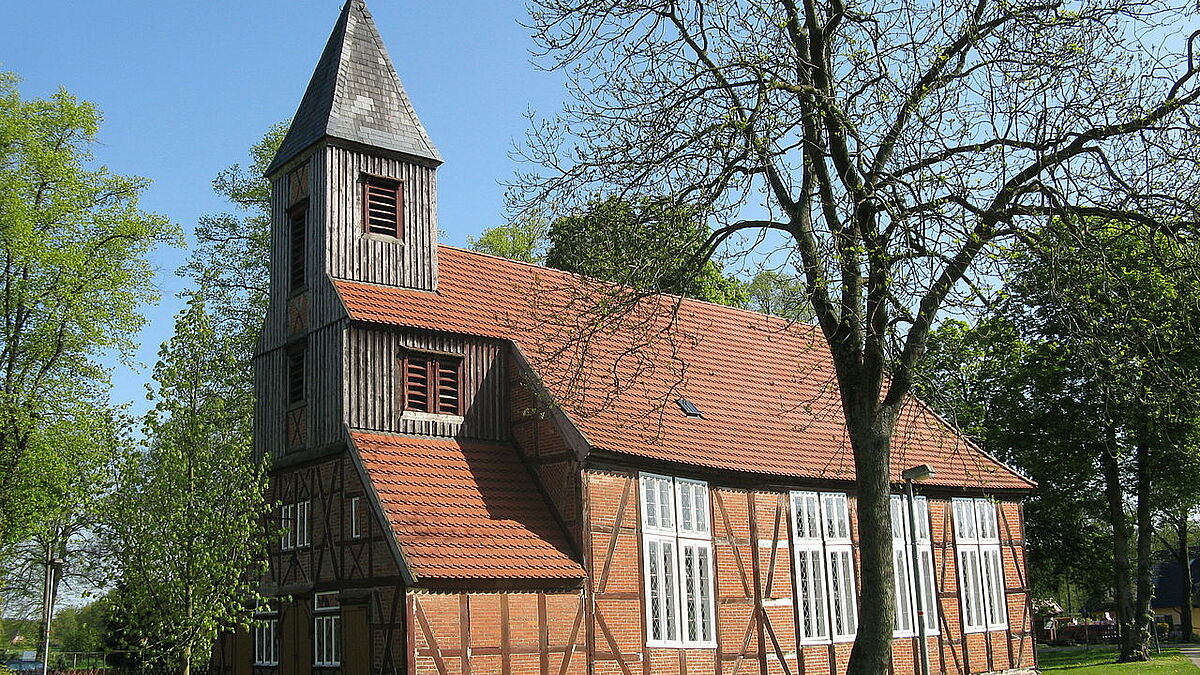 Schmuckstück: Die Fachwerkkirche in Kirch Jesar (Landkreis Ludwigslust-Parchim).