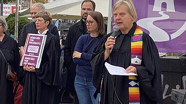 Flüchtlingsbeauftragte Dietlind Jochims bei Mahnwache für Kirchenasyl in Hamburger Innenstadt Flüchtlingsbeauftragte Dietlind Jochims bei Mahnwache für Kirchenasyl in Hamburger Innenstadt