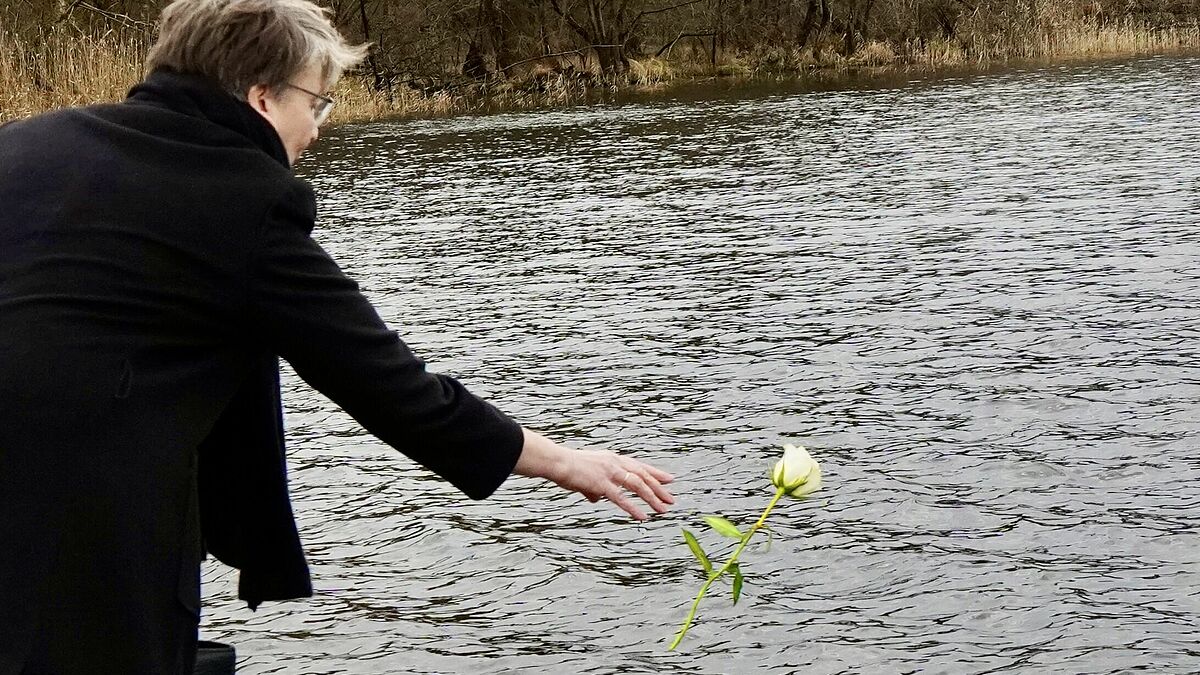 Als Zeichen des Gedenkens legt Landesbischöfin Kristina Kühnbaum-Schmidt eine Rose in den Schwedtsee. In diesen See wurde während der Lagerzeit die Asche der Toten geschüttet. 