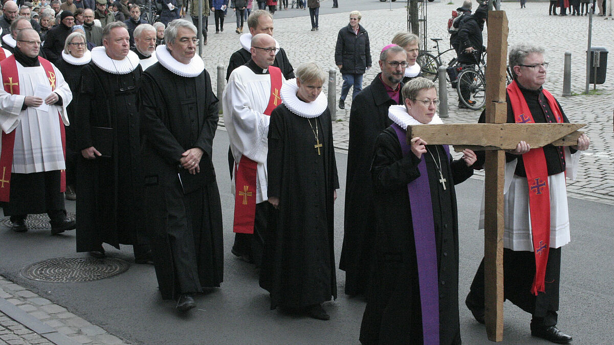 Auch in diesem Jahr werden mehrere hundert Teilnehmer zum Kreuzweg in Lübeck erwartet (Archiv)