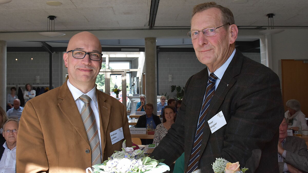 Synoden-Präses Peter Wiegner (rechts) gratuliert Andreas W. Lüdtke, Inhaber der Projektstelle "Kirchenkreis 2030", zu seiner künftigen Aufgabe