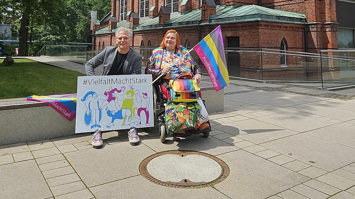 Pastor Christian Möring und Domenika Dajana Diva Pawlowski freuen sich auf den Hamburg Pride. Die Evangelische Stiftung Alsterdorf ist 2024 erstmals mit einem eigenen Truck dabei. 