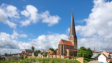 Die Petrikirche ist die älteste und mit ihren 117 Metern auch die höchste der ehemals vier Stadtkirchen Rostocks. Von einer Aussichtsplattform können Besucher den Blick über die Hansestadt genießen. 