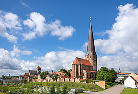 Die Petrikirche ist die älteste und mit ihren 117 Metern auch die höchste der ehemals vier Stadtkirchen Rostocks. Von einer Aussichtsplattform können Besucher den Blick über die Hansestadt genießen. 