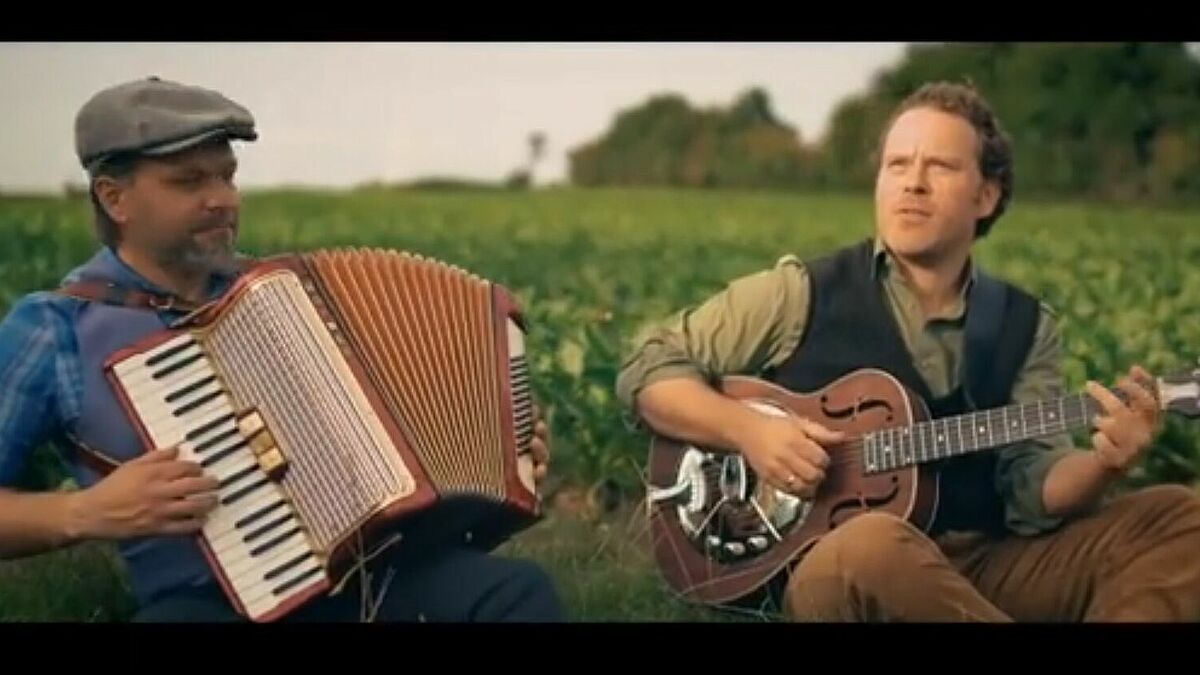 Tim Linde im Musikvideo zu seinem Erntedank-Song "Goldene Blätter"